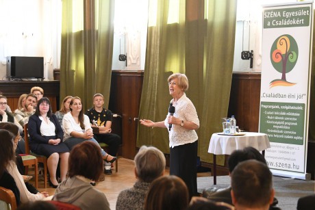 Miért mégis csak a család? - 30 éve épít közösséget a családok köré a SZÉNA